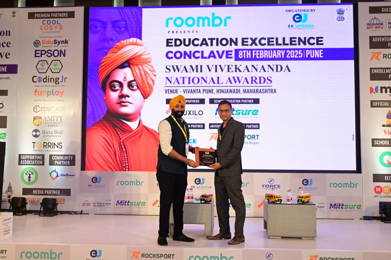 Receiving the award at the Swami Vivekananda National Awards, Pune